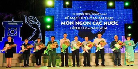 Bà Văn Thị Bạch Tuyết – Giám đốc Sở Du lịch TP. Hồ Chí Minh – Trương Ban tổ chức trao hoa cho các đơn vị phối hợp tổ chức Liên hoan Món ngon các nước
